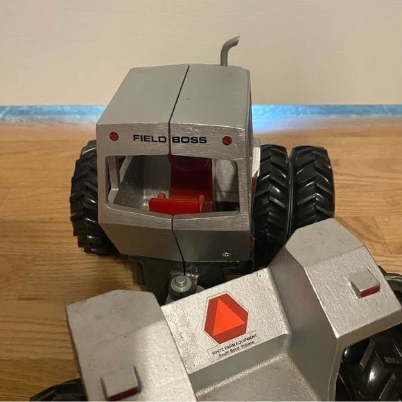 SCALE MODELS 1/16 WHITE WFE 4-270 FIELD BOSS FARM TOY TRACTOR 4WD W/ Duals - Picture 7 of 10